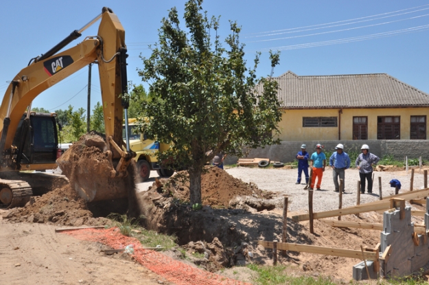 Retirando o excesso de areia na volta da raiz da árvore - Lote 2 - Km 42 + 600