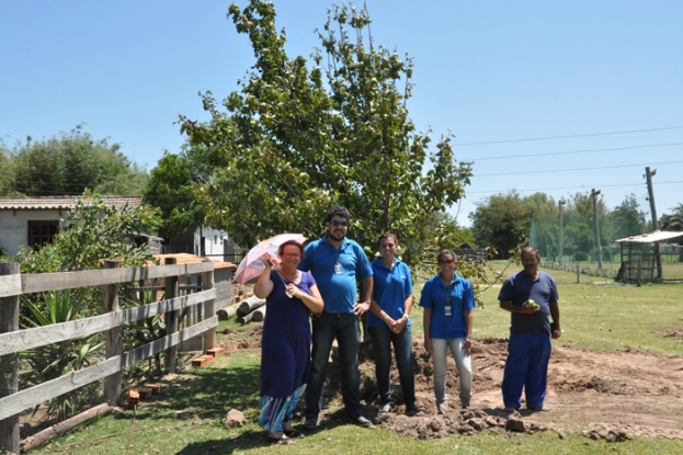Equipe da Comunicação Social com a moradora que adotou a árvore  - Lote 2 - Km 42 + 600 
