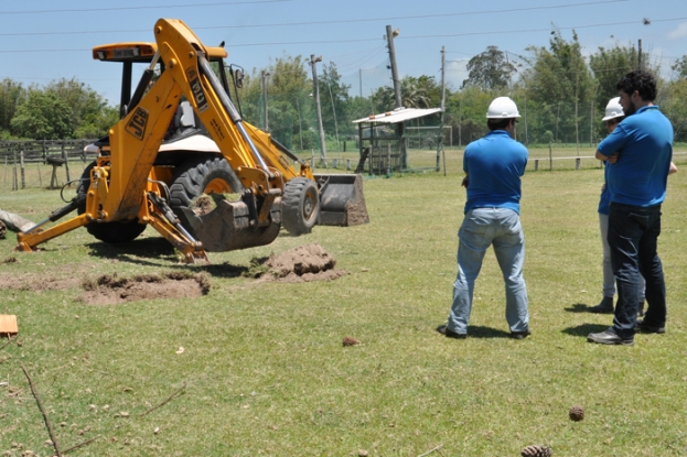 Abrindo a cova para receber o transplante  - Lote 2 - Km 42 + 600 