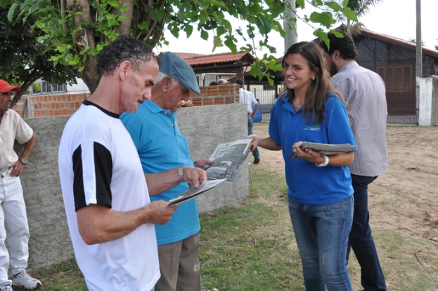 Distribuição de boletins informativos para comunidade do Povo Novo