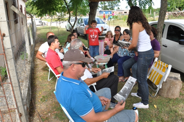 Distribuição de boletins informativos para comunidade do Povo Novo