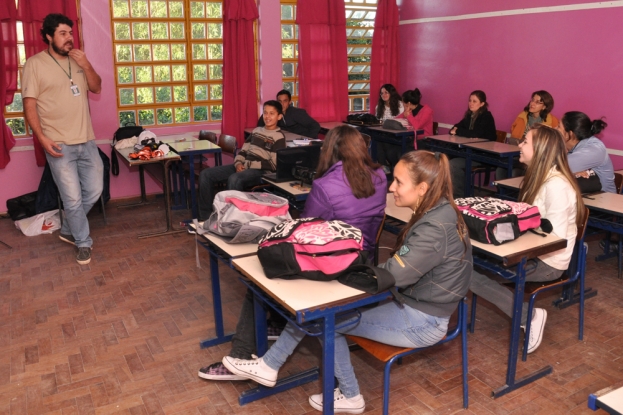 Atividade com os alunos do 2º ano do ensino médio da E.E.E.M. Lília Neves