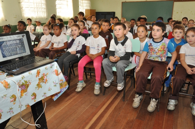 Atividade com alunos do 1º e 2º ano do fundamental na E.M.E.F. Coriolano Benício - 07 de maio de 2012