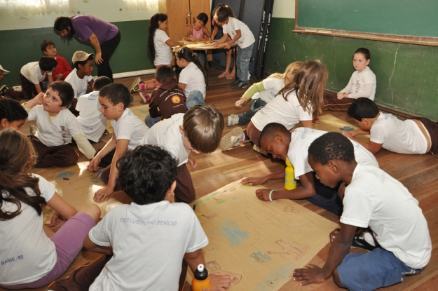 Atividade com alunos do 3º e 4º ano do fundamental na E.M.E.F. Coriolano Benício - 07 de maio de 2012