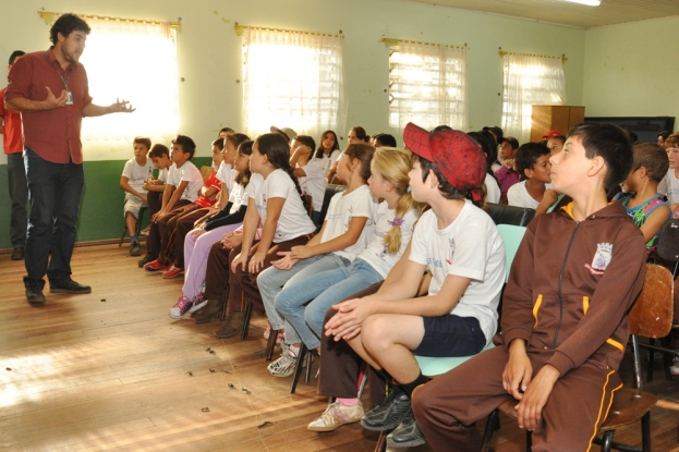 Atividade com alunos do 3º e 4º ano do fundamental na E.M.E.F. Coriolano Benício - 07 de maio de 2012