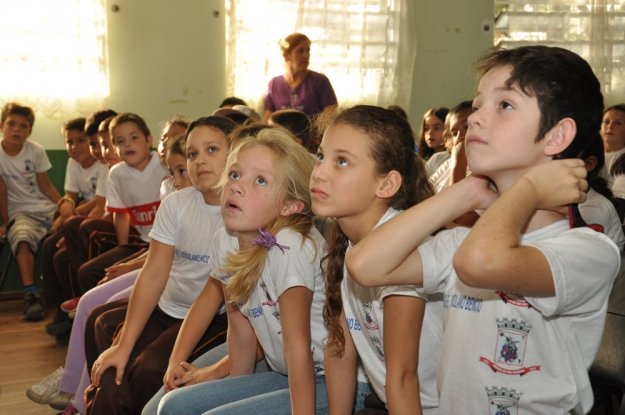 Atividade com alunos do 3º e 4º ano do fundamental na E.M.E.F. Coriolano Benício - 07 de maio de 2012