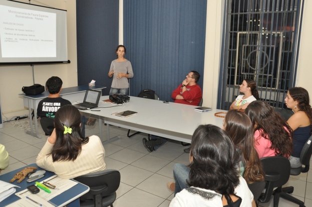 A ecóloga Débora Marques apresentando para equipe da Gestão Ambiental os resultados da campanha de répteis