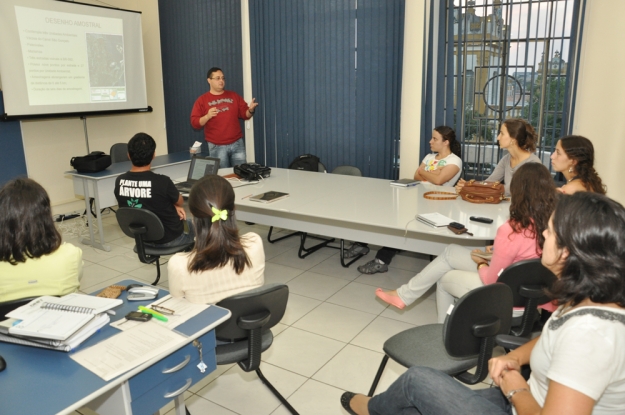 O ecólogo Fábio Dutra apresentando para equipe da Gestão Ambiental os resultados da campanha de anfíbios