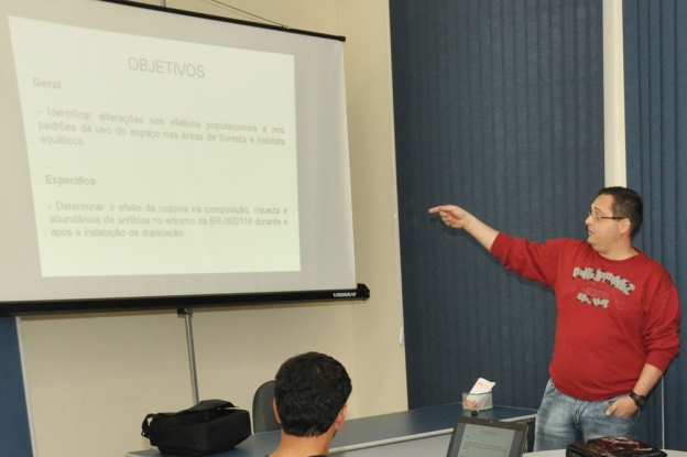 O ecólogo Fábio Dutra apresentando para equipe da Gestão Ambiental os resultados da campanha de anfíbios