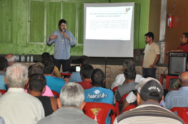 A equipe da Gestão Ambiental participando da reunião com produtores rurais do município de Rio Grande, promovida pela EMATER. 