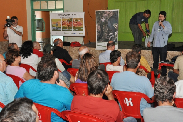 O educador ambiental Cauê Canabarro apresentando os programas da Gestão Ambiental da duplicação da BR-116/392 