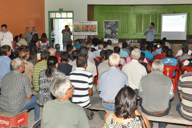 O educador ambiental Cauê Canabarro apresentando os programas da Gestão Ambiental da duplicação da BR-116/392