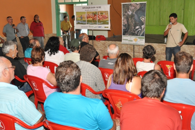 O biólogo Rodrigo Torres alertando sobre os ricos das prática das queimadas ou fogo em florestas