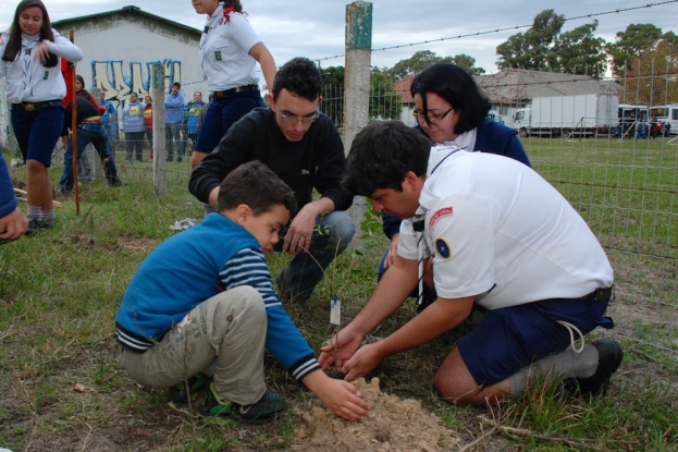 Durante a mateada foram transplantadas árvores nativas na sede do Centro de Formação Escola Viva.