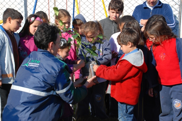 Após apresentação da palestra da Gestão Ambiental foram plantadas mudas de árvores nativas no pátio da escola.