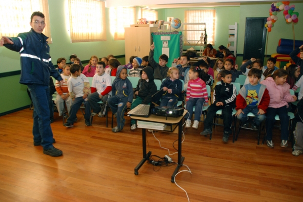 Alunos da E.M.E.F. Profª Maria da Graça Reyes questionam durante a palestra sobre os cuidados com a natureza - 06 junho de 2012