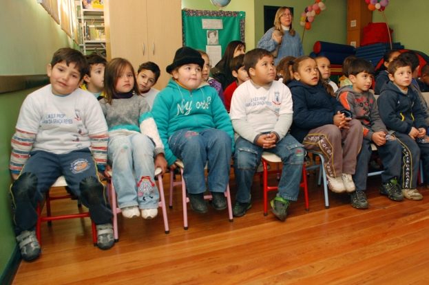 Alunos da Educação Infantil da E.M.E.F. Profª Maria da Graça Reyes participam da atividade de educação ambiental  sobre os cuidados com a natureza - 06 junho de 2012