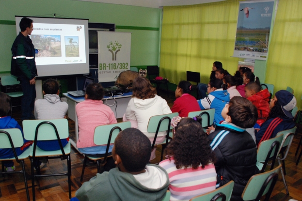 Na atividade com os alunos da E.M.E.F. Viriato Corrêa são apresentados os cuidados com as árvores nas obras de duplicação da BR-116/392 - 06 junho 2012