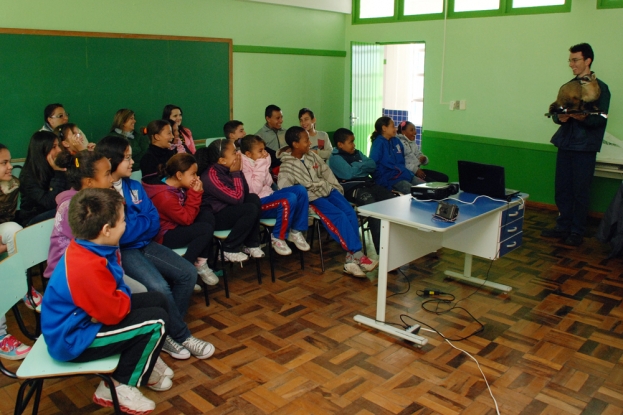 Estudantes se surpreendem com a presença do mão-pelada (Procyon cancrivorus) durante a palestra - 06 junho 2012