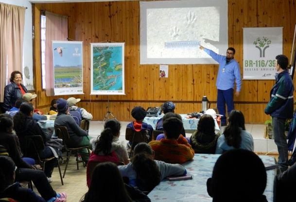 Alunos da E.E.E.F. Alcides Corrêa atentos sobre a técnica da pegada dos animais, utilizada pela Gestão Ambiental da BR-116/392 - 19 junho 2012