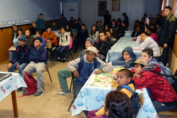 Alunos e professores da E.E.E.F. Alcides Barcelos em palestra sobre os cuidados com a natureza - 19 de junho 2012