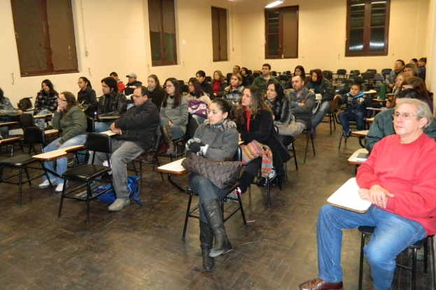 Alunos do curso de Técnico em Meio Ambiente do Colégio Estadual Lemos Junior assistem a palestra sobre a Gestão Ambiental de BR-116/392 - 20 de junho de 2012