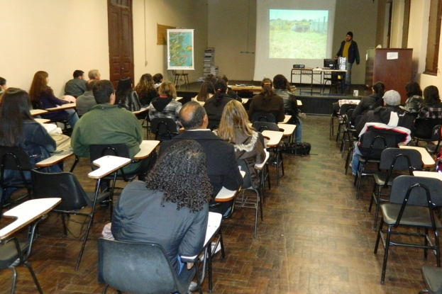 O coordenador dos Programas de Educação Ambiental e de Comunicação Social, Cauê Canabarro, mostra as passagens de fauna nas obras de duplicação da BR-392 aos estudantes do curso Técnico em Meio Ambiente, Colégio Estadual Lemos Júnior - 20 de junho de 2012