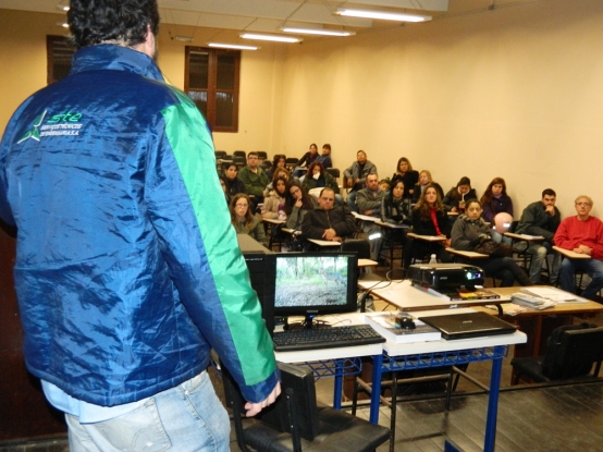 Estudantes do curso de Técnico em Meio Ambiente do Colégio Estadual Lemos Junior conhecem alguns dos cuidados com o meio ambiente em uma obra rodoviária - 20 de junho de 2012