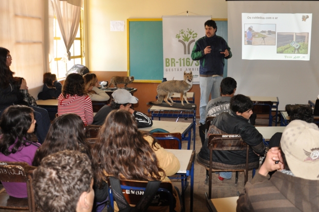 Os cuidados com as pessoas nas obras de duplicação da BR-392 é um dos assuntos da atividade de educação ambiental na E.E.E.M. Alfredo Ferreira Rodrigues - 26 de junho de 2012