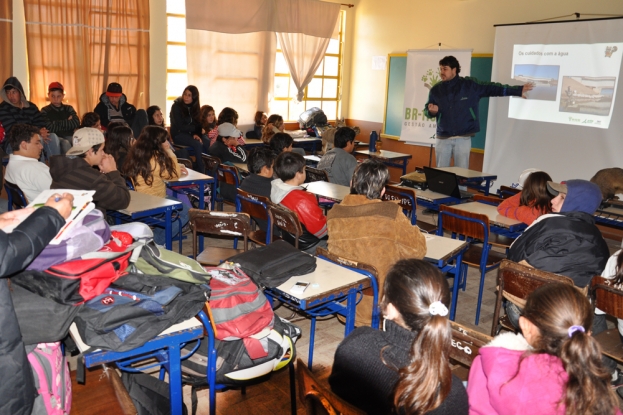 Os cuidados com a água em uma obra rodoviária são comentados aos estudantes durante a atividade de educação ambiental - 26 de junho de 2012