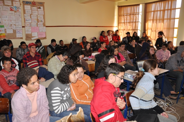 Turmas de alunos da E.E.E.M. Alfredo Ferreira Rodrigues na palestra sobre os cuidados com a natureza durante as obras de duplicação da BR-392 - 26 de junho de 2012