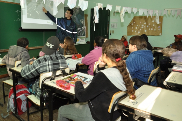 Os ambientes ao redor da escola é assunto da palestre sobre os cuidados com a natureza, com alunos da E.M.E.F. Bento Gonçalves - 27 de junho de 2012