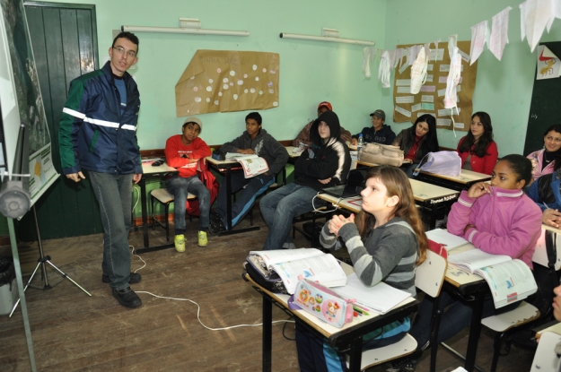 Alunos da E.M.E.F. Bento Gonçalves em atividade de educação ambiental - 27 de junho de 2012