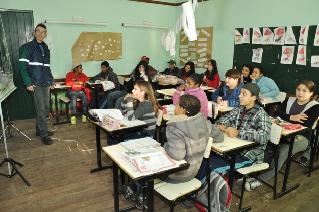 Estudantes assistem a palestra sobre os cuidados com o meio ambiente durante as obras de duplicação da BR-392 - 27 de junho de 2012