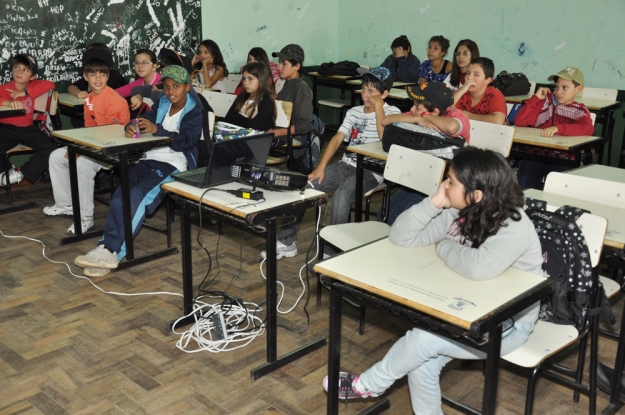 Alunos da E.M.E.F. Bento Gonçalves em palestra da equipe de Gestão Ambiental da BR-116-392 - 27 de junho de 2012