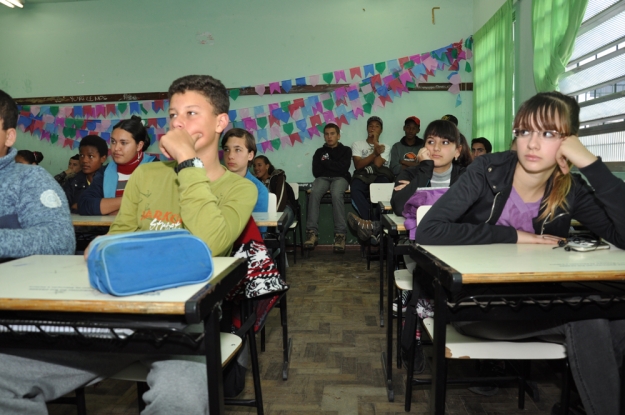 Alunos acompanham a atividade de educação ambiental - 27 de junho de 2012