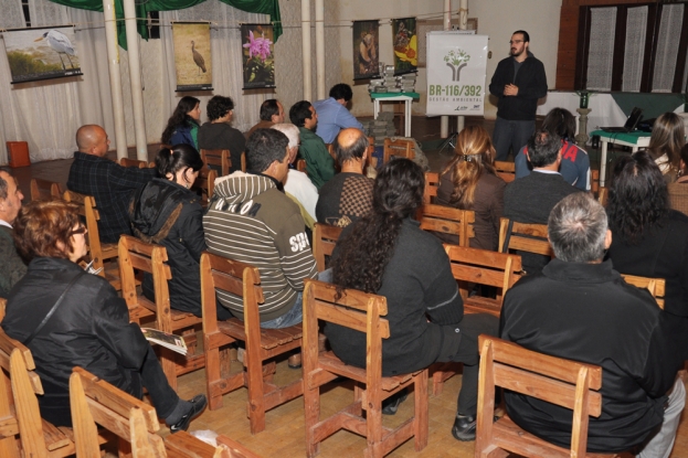 O representante do Projeto Rastro Selvagem, Gustavo Arruda, na noite da palestra sobre a Gestão Ambiental da BR-116/392 - 27 de junho de 2012 