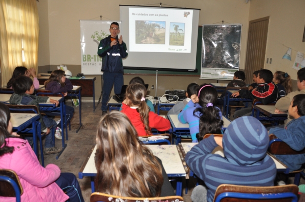 Estudantes da Escola E.E.E.F. Saldanha da Gama conhecem as árvores nativas protegidas por lei - 10 de Julho de 2012