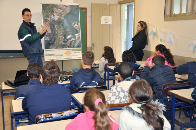 A região onde ocorre as obras de duplicação é apresentada aos estudantes da E.E.E.F. Saldanha da Gama - 10 Julho de 2012