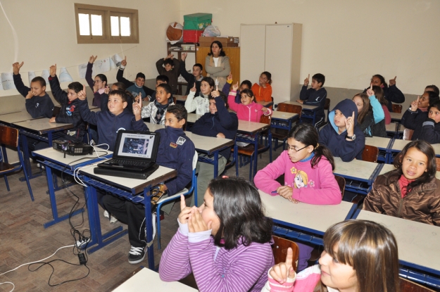 Durante a atividade de educação ambiental os estudantes interagem com os facilitadores - 10 de Julho de 2012