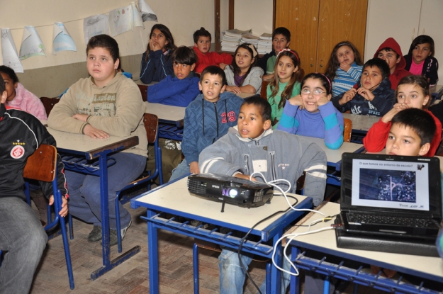 Os estudantes da E.E.E.F. Saldanha da Gama analisam o ambiente ao redor da escola através de uma imagem de satélite - 10 de Julho de 2012