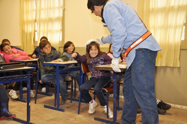 A estudante da testa o capacete de segurança, Equipamento de Proteção Individual - 10 de Julho de 2012 