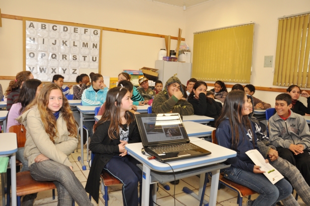 Turma de estudantes da E.E.E.F. Saldanha da Gama na atividade sobre os cuidados com a natureza nas obras de duplicação da BR-116/392 - 10 de Julho de 2012