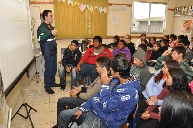 A atividade com estudantes trata do trabalho da Gestão Ambiental nas obras de duplicação da BR-116/392 - 10 Julho de 2012