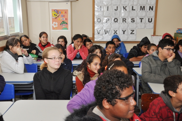 Os estudantes durante a atividade de educação ambiental na E.E.E.F. Saldanha da Gama - 10 de Julho de 2012