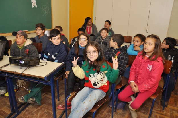 Estudantes durante atividade de educação ambiental na E.E.E.M. Alfredo Ferreira Rodrigues - 11 de Julho de 2012