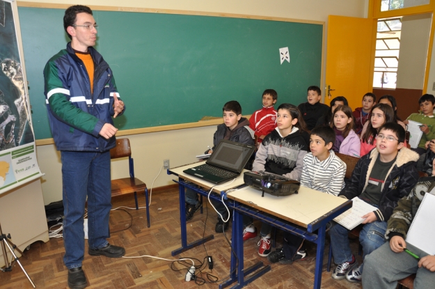 Os estudantes da E.E.E.M. Alfredo Ferreira Rodrigues participam da atividade sobre os cuidados com a natureza nas obras de duplicação da BR-116/392 - 11 Julho 2012