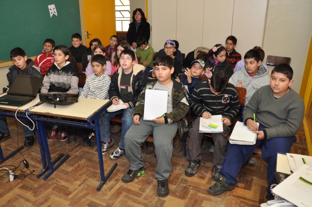 Durante o encontro com a Equipe de Educomunicação, os estudantes anotam informações para posteriormente realizarem um trabalho - 11 Julho de 2012