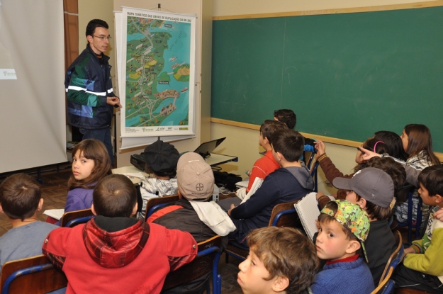 Com o auxílio do mapa temático, os estudantes visualizam como ficará as obras de duplicação nos lotes 2 e 3 - 11 de Julho de 2012  