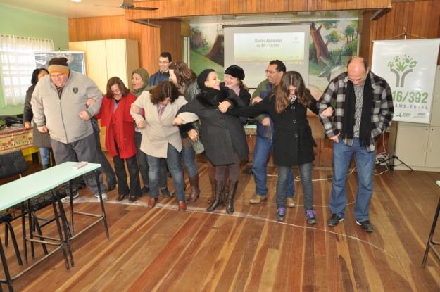 Professores em momento de descontração durante a dinâmica 